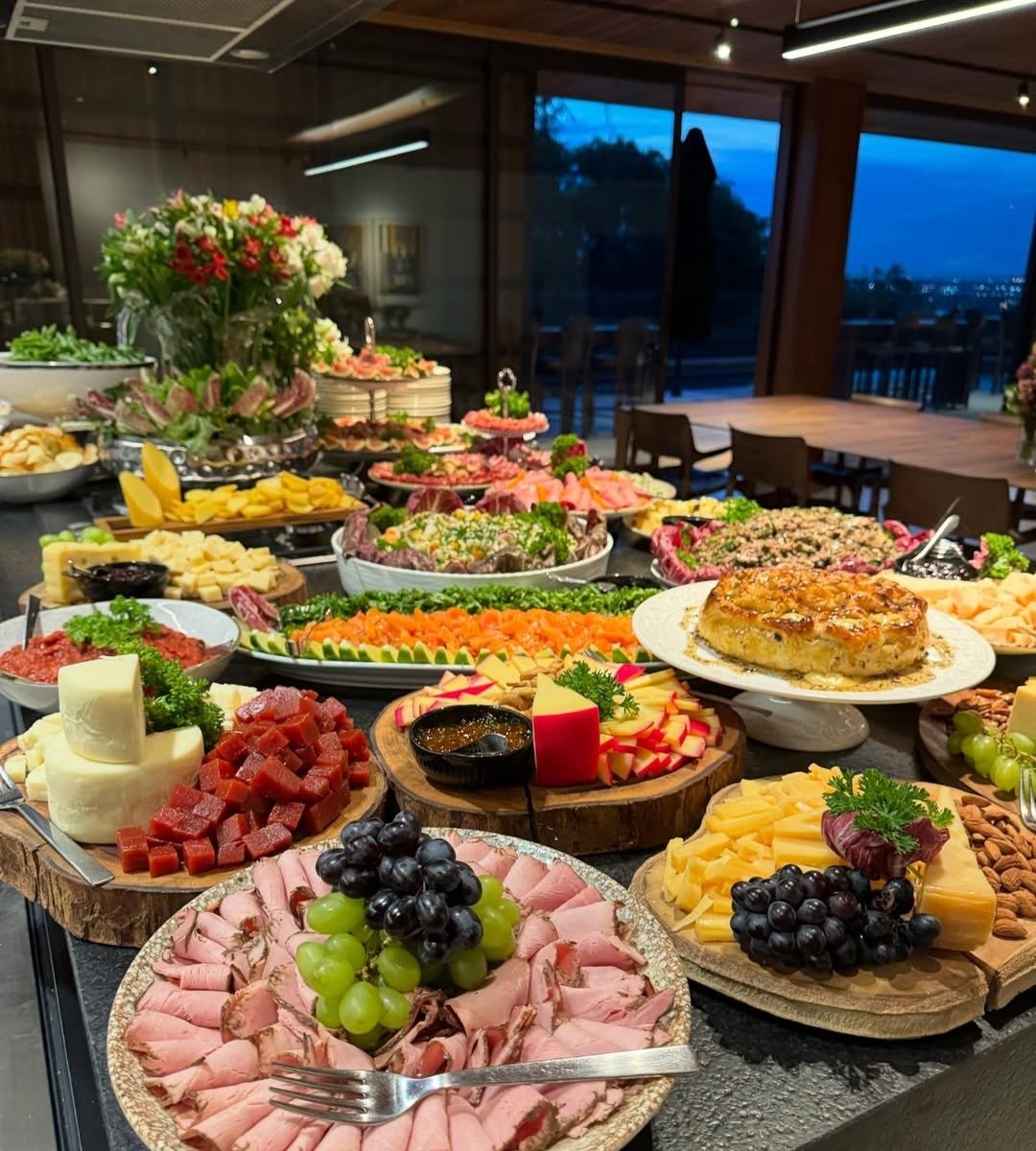 Mesa de frios e antepastos servida em evento do Aroma em Casa